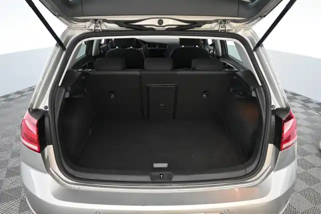 Harmaa Viistoperä, Volkswagen Golf – SXZ-895
