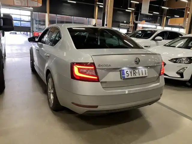 Harmaa Viistoperä, Skoda Octavia – SYR-111