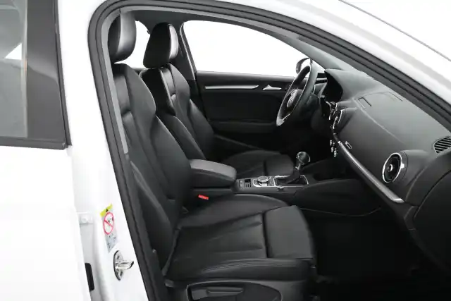 Valkoinen Sedan, Audi A3 – SYS-603
