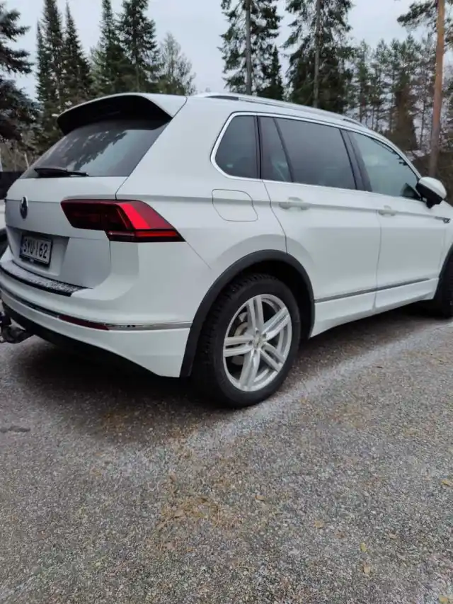 Valkoinen Maastoauto, Volkswagen Tiguan – SYU-162