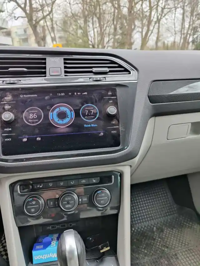 Valkoinen Maastoauto, Volkswagen Tiguan – SYU-162