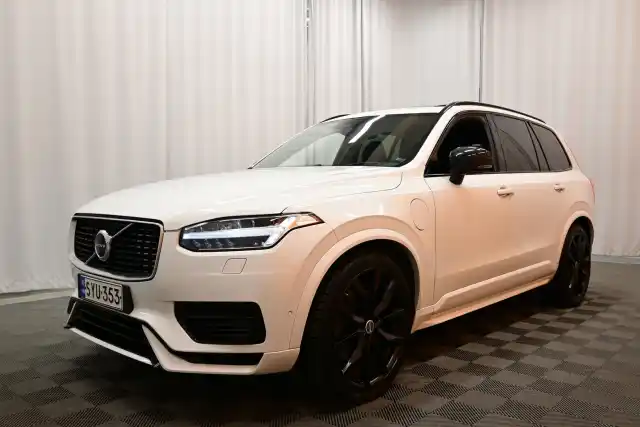 Valkoinen Maastoauto, Volvo XC90 – SYU-353