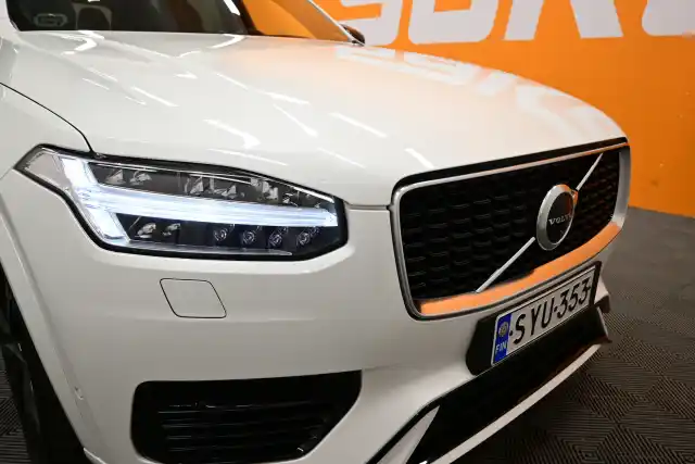 Valkoinen Maastoauto, Volvo XC90 – SYU-353