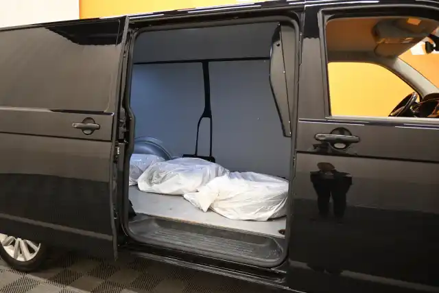Musta Pakettiauto, Volkswagen Transporter – SYX-816