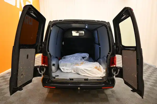 Musta Pakettiauto, Volkswagen Transporter – SYX-816