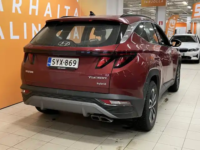 Punainen Maastoauto, Hyundai Tucson – SYX-869