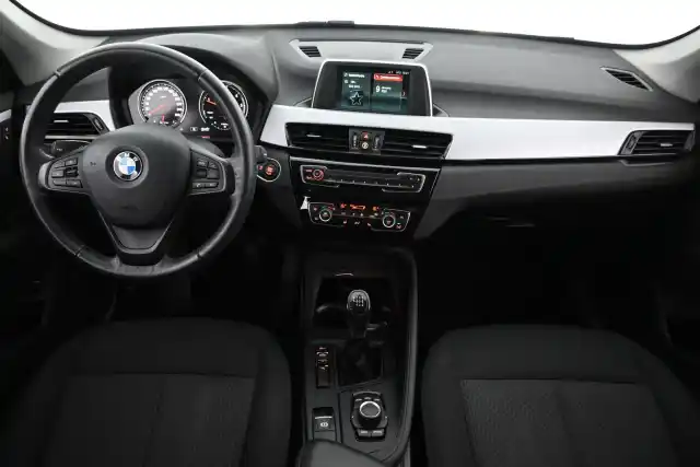 Musta Maastoauto, BMW X1 – SYZ-199