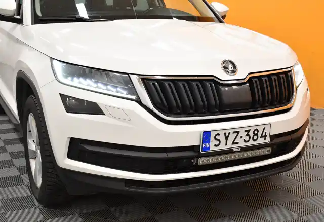 Valkoinen Maastoauto, Skoda Kodiaq – SYZ-384