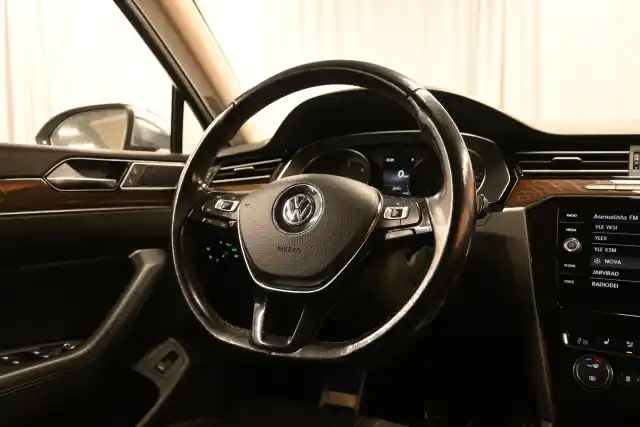 Valkoinen Farmari, Volkswagen Passat – SZA-143