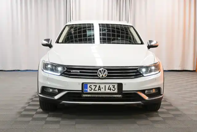 Valkoinen Farmari, Volkswagen Passat – SZA-143