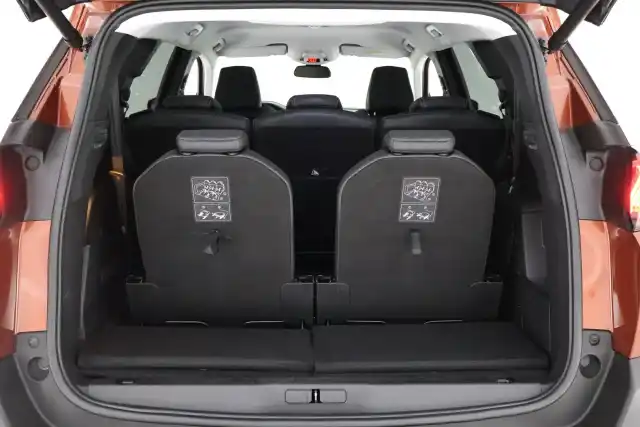 Ruskea Maastoauto, Peugeot 5008 – SZA-436