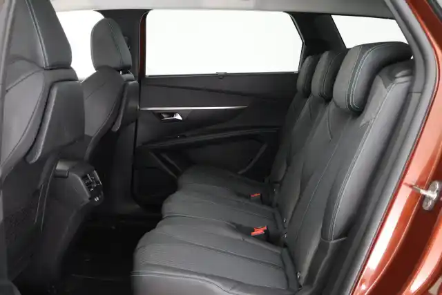 Ruskea Maastoauto, Peugeot 5008 – SZA-436
