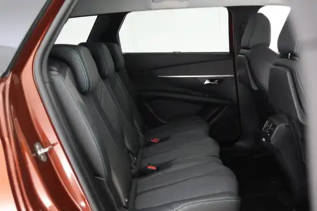 Ruskea Maastoauto, Peugeot 5008 – SZA-436