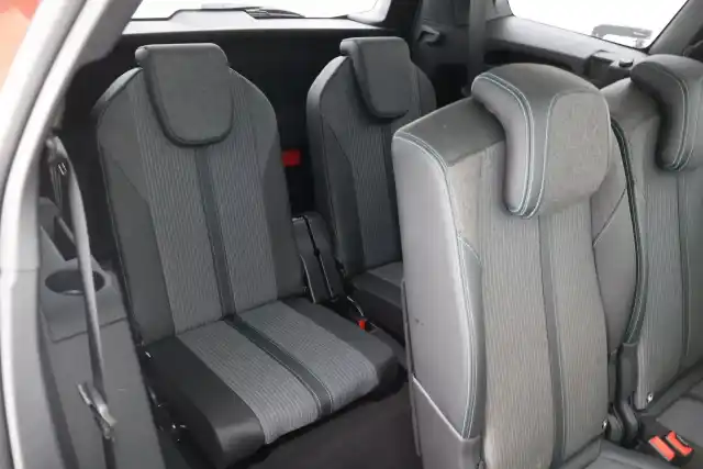Ruskea Maastoauto, Peugeot 5008 – SZA-436