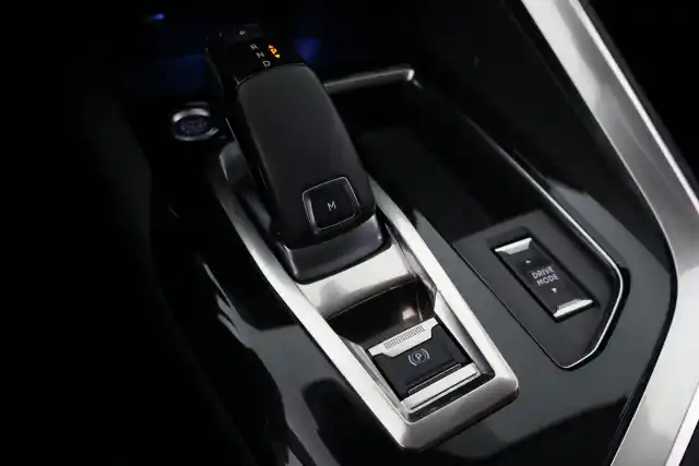 Ruskea Maastoauto, Peugeot 5008 – SZA-436