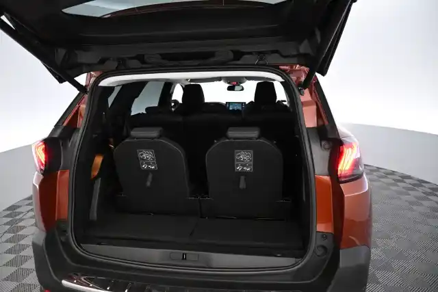 Ruskea Maastoauto, Peugeot 5008 – SZA-436