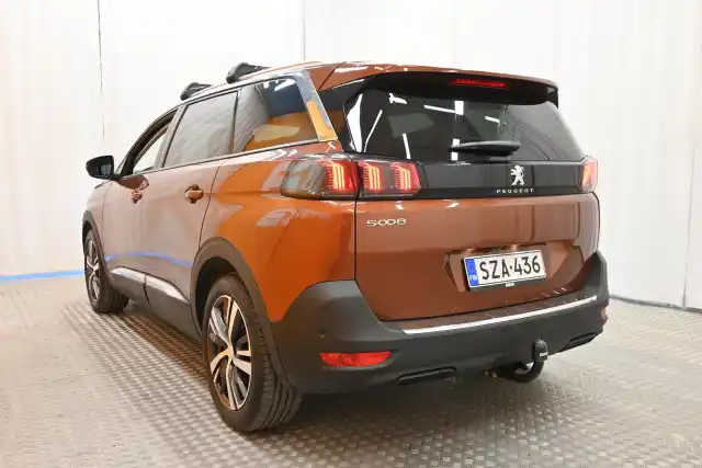 Ruskea Maastoauto, Peugeot 5008 – SZA-436