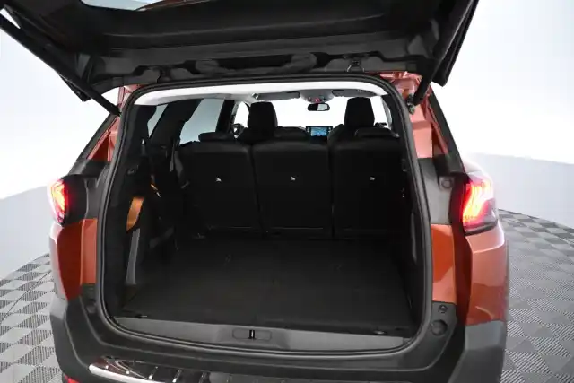 Ruskea Maastoauto, Peugeot 5008 – SZA-436