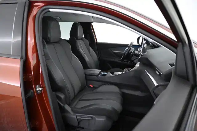 Ruskea Maastoauto, Peugeot 5008 – SZA-436