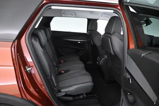 Ruskea Maastoauto, Peugeot 5008 – SZA-436