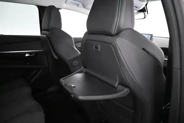 Ruskea Maastoauto, Peugeot 5008 – SZA-436