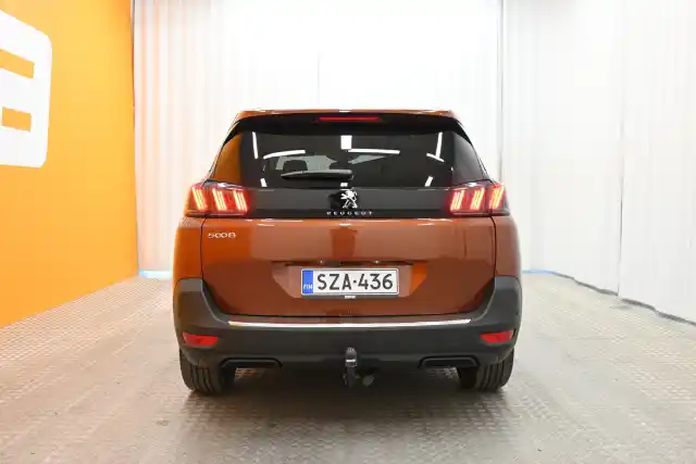 Ruskea Maastoauto, Peugeot 5008 – SZA-436