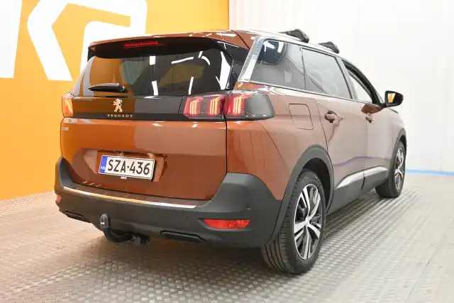 Ruskea Maastoauto, Peugeot 5008 – SZA-436