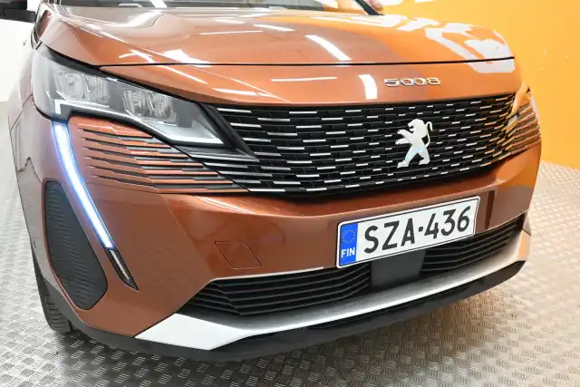 Ruskea Maastoauto, Peugeot 5008 – SZA-436