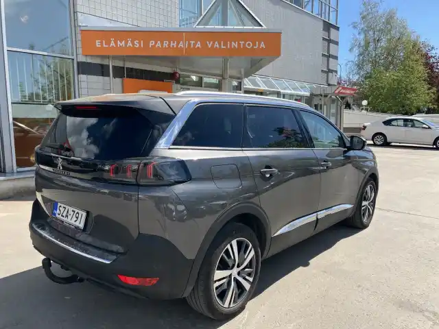 Harmaa Maastoauto, Peugeot 5008 – SZA-791