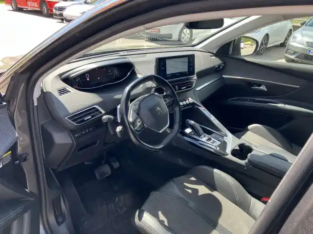 Harmaa Maastoauto, Peugeot 5008 – SZA-791