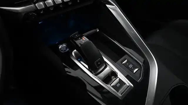 Harmaa Maastoauto, Peugeot 5008 – SZA-791