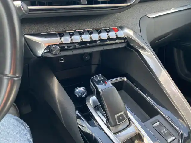 Harmaa Maastoauto, Peugeot 5008 – SZA-791