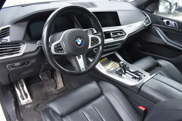 Valkoinen Maastoauto, BMW X5 – SZB-195