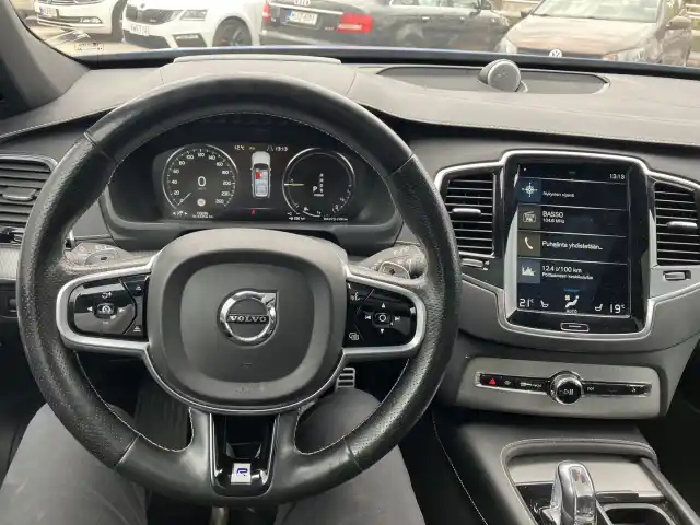 Sininen Maastoauto, Volvo XC90 – SZB-216