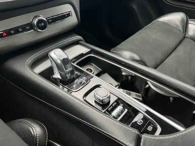 Sininen Maastoauto, Volvo XC90 – SZB-216