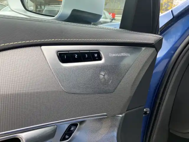Sininen Maastoauto, Volvo XC90 – SZB-216