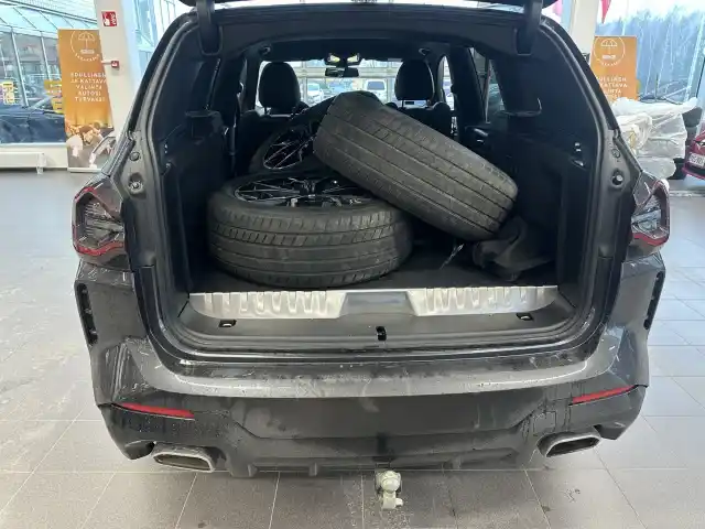 Harmaa Maastoauto, BMW X3 – SZB-362