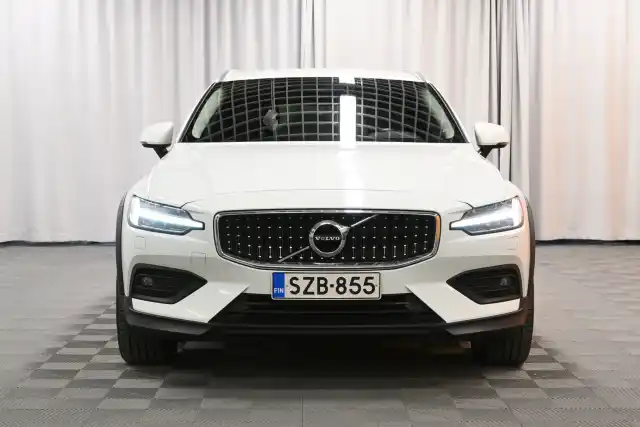 Valkoinen Farmari, Volvo V60 Cross Country – SZB-855