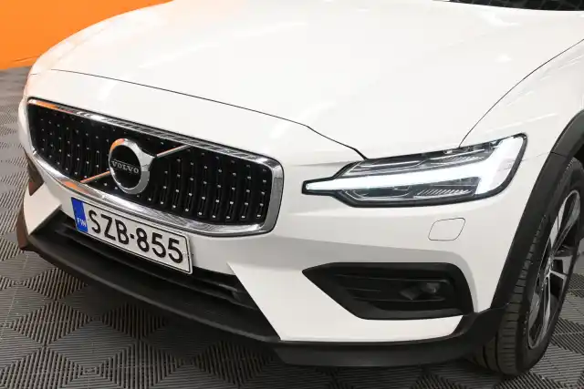 Valkoinen Farmari, Volvo V60 Cross Country – SZB-855