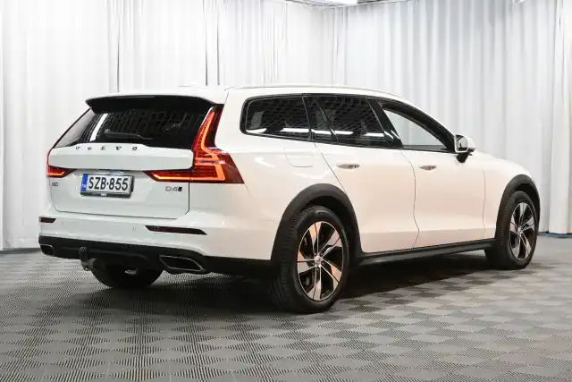 Valkoinen Farmari, Volvo V60 Cross Country – SZB-855