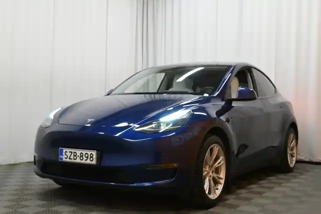 Sininen Maastoauto, Tesla Model Y – SZB-898