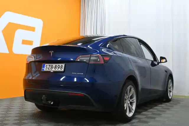 Sininen Maastoauto, Tesla Model Y – SZB-898