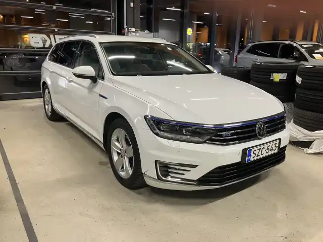 Valkoinen Farmari, Volkswagen Passat – SZC-543