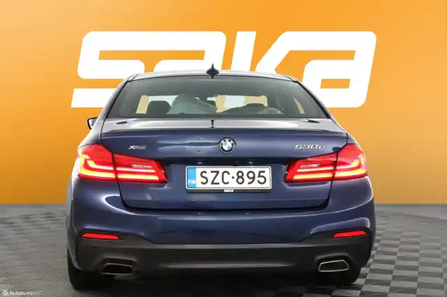 Sininen Sedan, BMW 530 – SZC-895