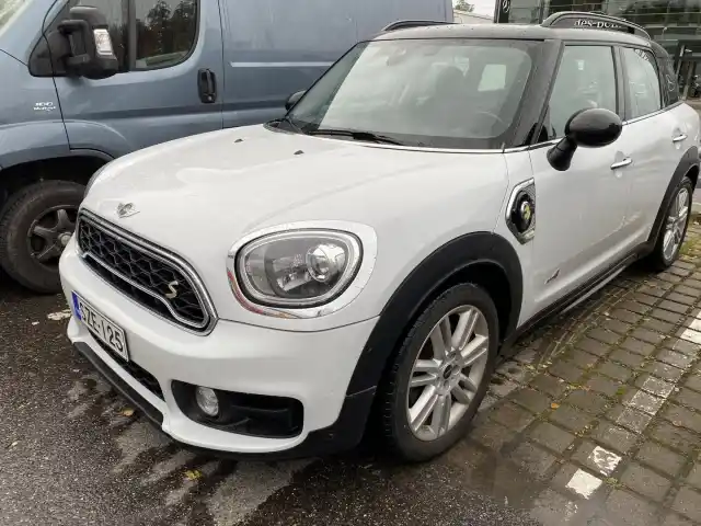 Valkoinen Maastoauto, Mini Countryman – SZE-125