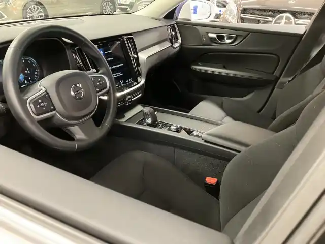 Valkoinen Farmari, Volvo V60 – SZE-408