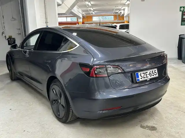 Harmaa Sedan, Tesla Model 3 – SZE-655