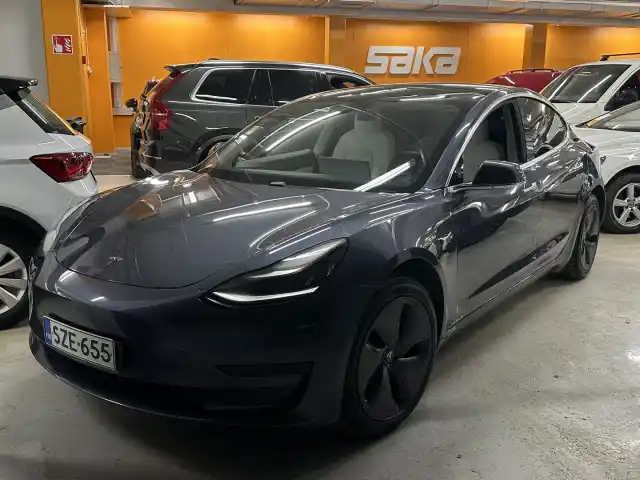 Harmaa Sedan, Tesla Model 3 – SZE-655