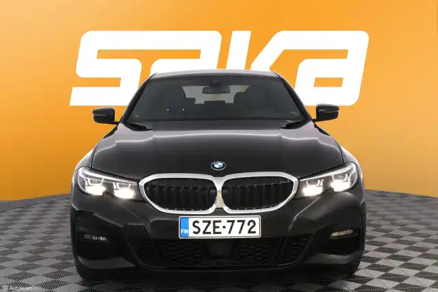 Musta Sedan, BMW 330 – SZE-772