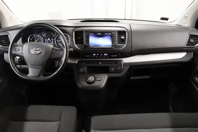Musta Tila-auto, Toyota Proace Verso – SZF-172